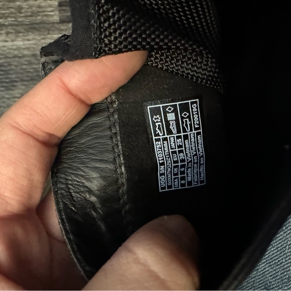 Black Ugg combat boot - Picture 2 of 5